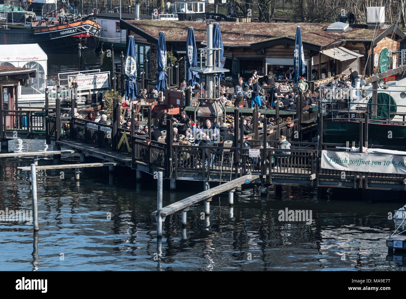 30 März 2018, Deutschland, Berlin: die Menschen dicht gedrängt auf der Terrasse eines Restaurants im Treptower Park. Foto: Paul Zinken/dpa Stockfoto