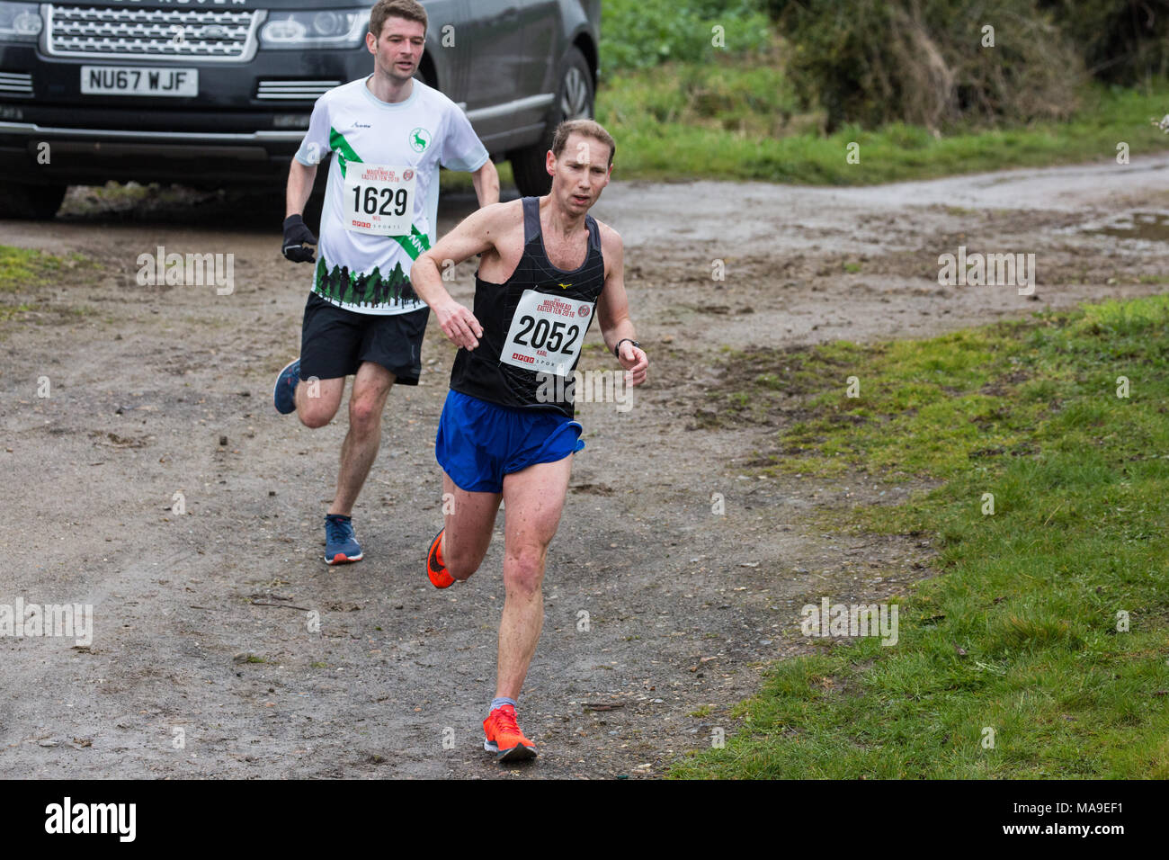 Maidenhead, Großbritannien. 30. März, 2018. Zwei der führenden Läufer in der jährlichen 70563 Ostern 10 Charity Rennen am Karfreitag. Credit: Mark Kerrison/Alamy leben Nachrichten Stockfoto