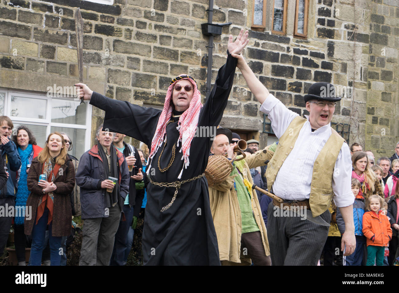 Heptonstall, UK. 30. März, 2018. Ein traditionelles Tempo Ei Spielen ist in der heptonstall Weber Platz auf Gut Freitag durchgeführt und zieht Hunderte von Besuchern in das Dorf. Die Ursprünge sind unsicher, aber einige Version der Spiele haben zweifellos über viele Hunderte von Jahren durchgeführt worden. In der Play St George nimmt auf Kämpfer wie Bold Slasher, der Schwarze Prinz der Paradine und Hector. Quelle: Steve Morgan/Alamy leben Nachrichten Stockfoto