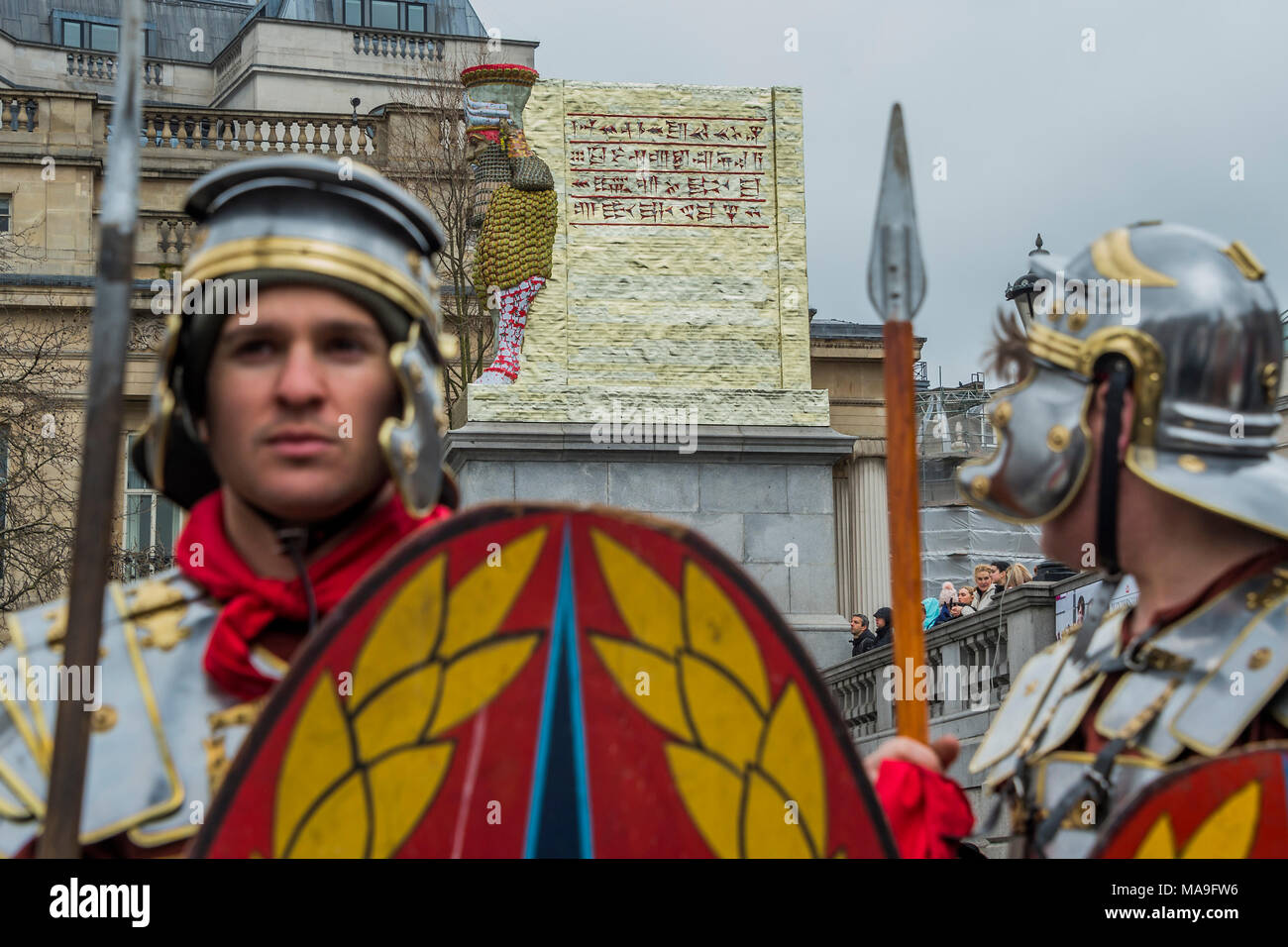 London, Großbritannien. 30. März, 2018. römischen Wachen - Die Wintershall Spieler open-air-Re-enactment von "Die Passion Jesu am Karfreitag im Regen auf dem Trafalgar Square. Es kennzeichnete eine Besetzung von über 100 Freiwilligen aus in und um London. Credit: Guy Bell/Alamy leben Nachrichten Stockfoto
