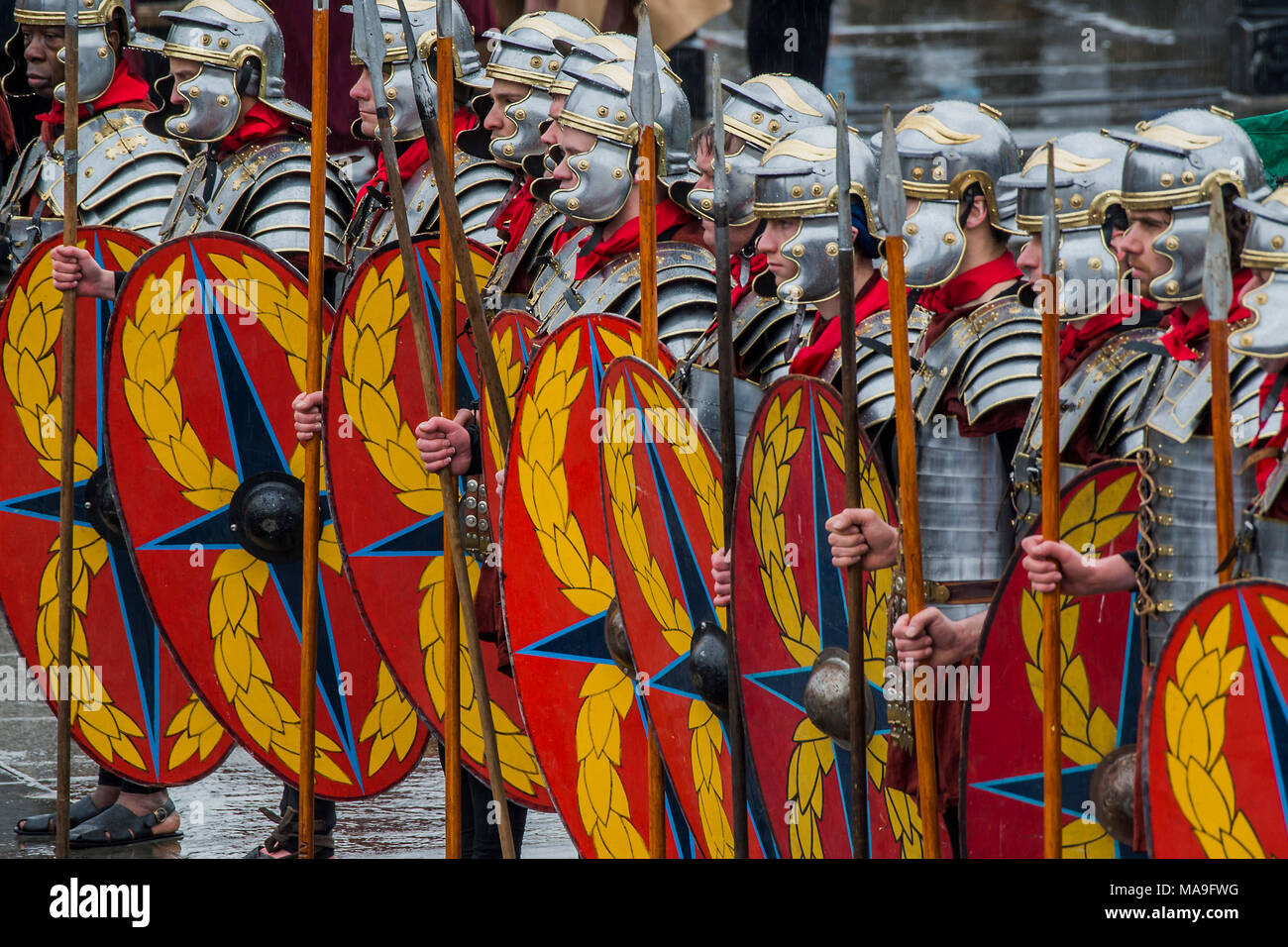 London, Großbritannien. 30. März, 2018. römischen Wachen - Die Wintershall Spieler open-air-Re-enactment von "Die Passion Jesu am Karfreitag im Regen auf dem Trafalgar Square. Es kennzeichnete eine Besetzung von über 100 Freiwilligen aus in und um London. Credit: Guy Bell/Alamy leben Nachrichten Stockfoto