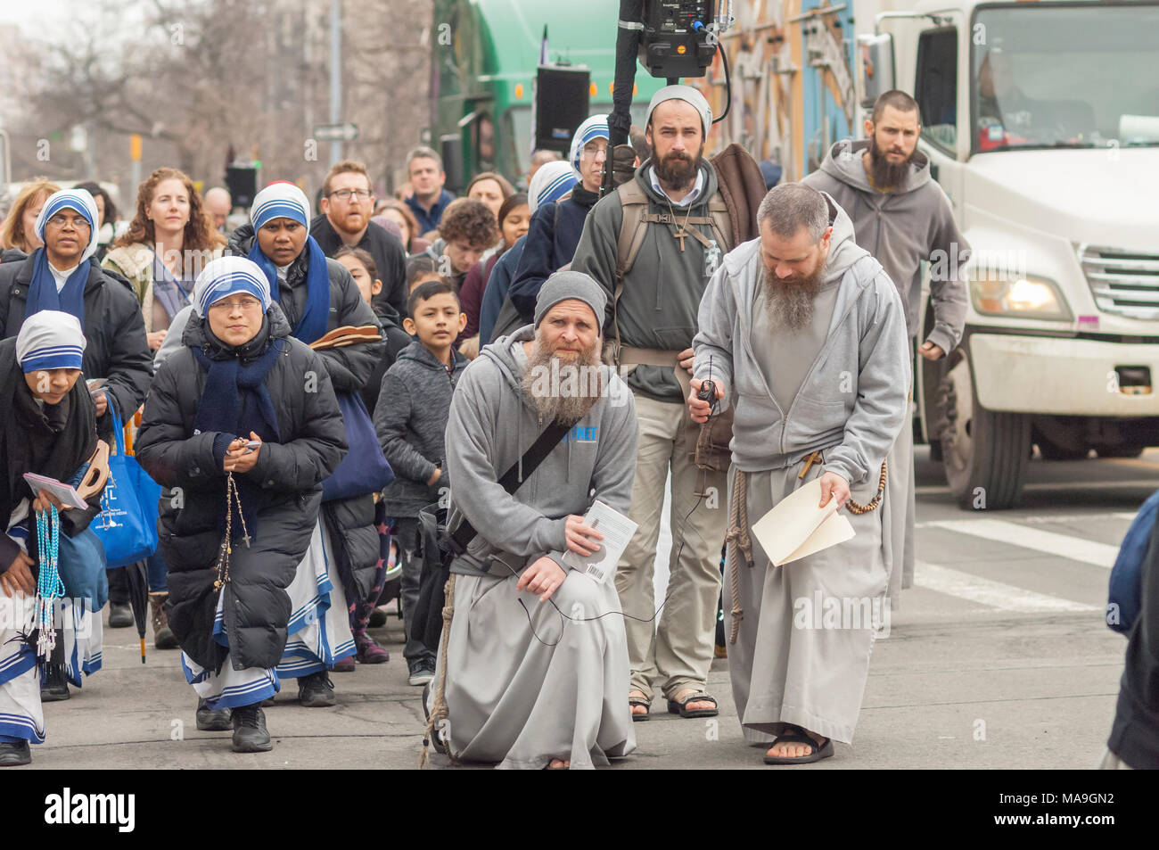 New York, USA. 30. März, 2018. Gemeindemitglieder und Geistliche aus der Franziskaner der Erneuerung versammeln sich in Harlem in New York zu ihrem jährlichen Weg des Kreuzes Zeugnis am Karfreitag, 30. März 2018. Die Prozession beginnt im St. Joseph's Kloster in Harlem und endet einige Stunden später an der St. Crispin Kloster in der Bronx, wo ein guter Freitag Service erfolgt. Credit: Richard Levine/Alamy leben Nachrichten Stockfoto