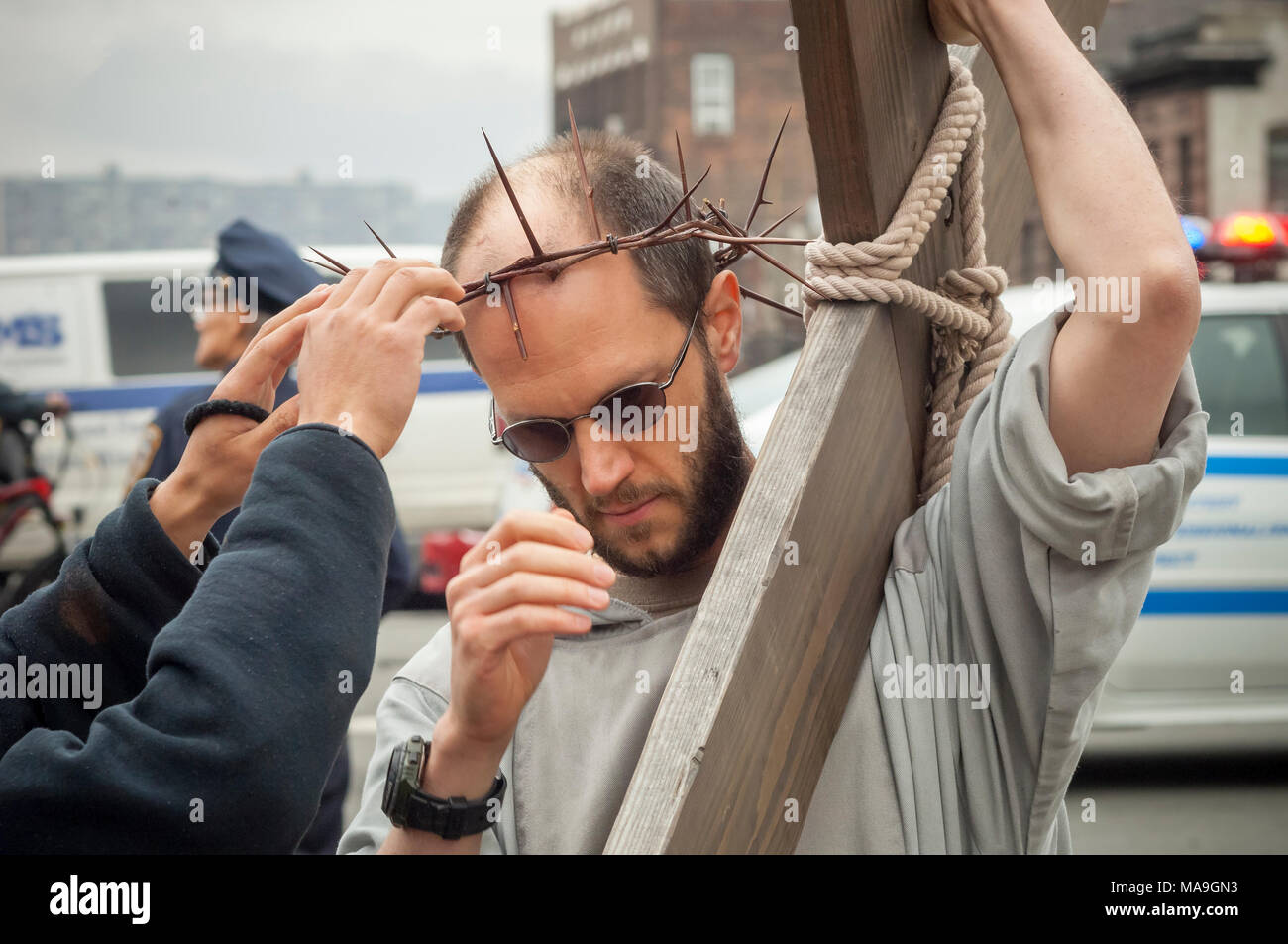 New York, USA. 30. März, 2018. Gemeindemitglieder und Geistliche aus der Franziskaner der Erneuerung versammeln sich in Harlem in New York zu ihrem jährlichen Weg des Kreuzes Zeugnis am Karfreitag, 30. März 2018. Die Prozession beginnt im St. Joseph's Kloster in Harlem und endet einige Stunden später an der St. Crispin Kloster in der Bronx, wo ein guter Freitag Service erfolgt. Credit: Richard Levine/Alamy leben Nachrichten Stockfoto