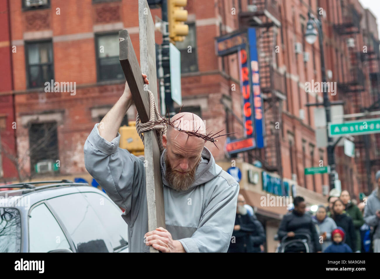 New York, USA. 30. März, 2018. Gemeindemitglieder und Geistliche aus der Franziskaner der Erneuerung versammeln sich in Harlem in New York zu ihrem jährlichen Weg des Kreuzes Zeugnis am Karfreitag, 30. März 2018. Die Prozession beginnt im St. Joseph's Kloster in Harlem und endet einige Stunden später an der St. Crispin Kloster in der Bronx, wo ein guter Freitag Service erfolgt. Credit: Richard Levine/Alamy leben Nachrichten Stockfoto