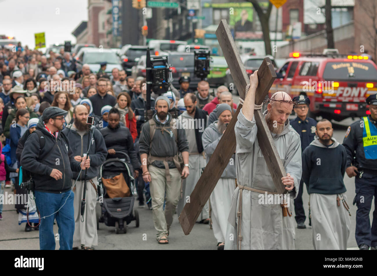 New York, USA. 30. März, 2018. Gemeindemitglieder und Geistliche aus der Franziskaner der Erneuerung versammeln sich in Harlem in New York zu ihrem jährlichen Weg des Kreuzes Zeugnis am Karfreitag, 30. März 2018. Die Prozession beginnt im St. Joseph's Kloster in Harlem und endet einige Stunden später an der St. Crispin Kloster in der Bronx, wo ein guter Freitag Service erfolgt. Credit: Richard Levine/Alamy leben Nachrichten Stockfoto