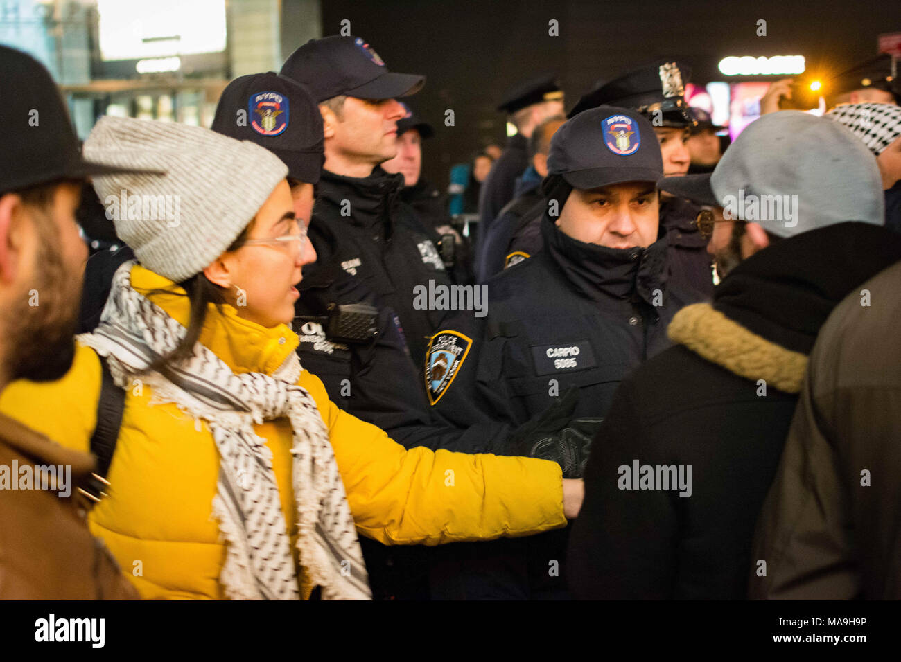 Dezember 8, 2017 - New York, New York, USA - März in Midtwon Pro-Palestinian Demonstranten gegen die Entscheidung Präsident Donald Trump die US-Botschaft in Israel von Tel Aviv nach Jerusalem. (Bild: © Taidgh Barron über ZUMA Draht) Stockfoto