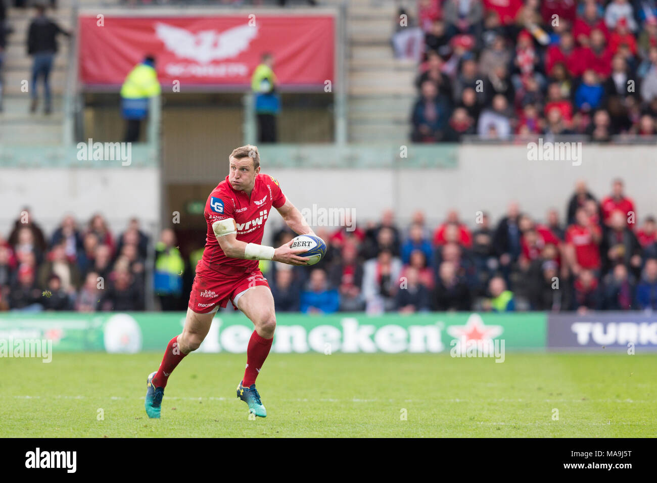 Scarlets Zentrum Hadleigh Parkes auf den Angriff in der europäischen Champions Cup Viertelfinale Match zwischen Scarlets und Stade Rochelais/La Rochelle. Stockfoto