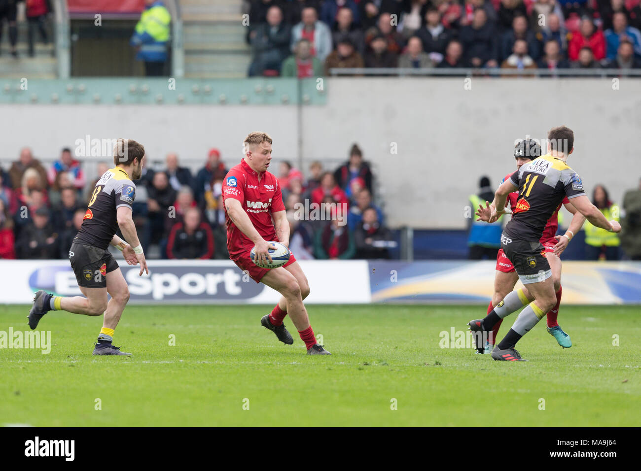 Scarlets flanker James Davies in der europäischen Champions Cup Viertelfinale Spiel vergeht zwischen Scarlets und Stade Rochelais/La Rochelle. Stockfoto