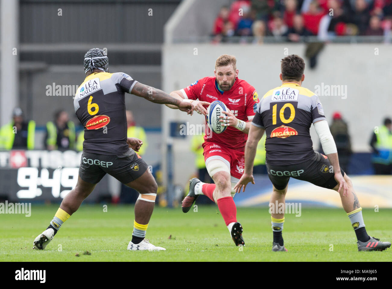 Scarlets Nummer acht John Barclay auf dem Angriff in der europäischen Champions Cup Viertelfinale Match zwischen Scarlets und Stade Rochelais/La Rochelle. Stockfoto