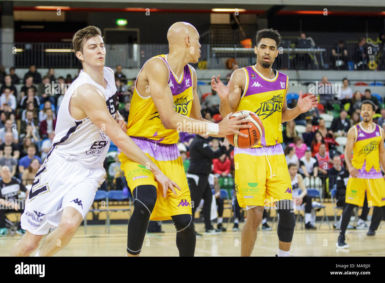 Kupfer, Arena, London, 30. März 2018. Lions' Brandon Peel (22) mit der Kugel. Die Spannungen hoch in der Britischen Basketball Liga (BBL) Spiel zwischen Home Team London Lions und die Gäste Newcastle Adler. London Lions Gewinnen 96-84. Credit: Imageplotter Nachrichten und Sport/Alamy leben Nachrichten Stockfoto