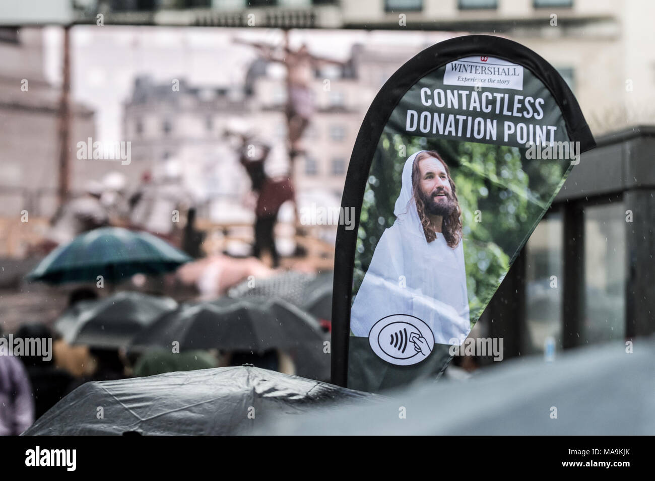 London, Großbritannien. 30. März, 2018. James Burke-Dunsmore, wie Jesus in der jährlichen Open-air-Aufführung von "Die Passion Jesu" durch die Wintershall Spieler an einem regnerischen Ostern Karfreitag Feiertag in Trafalgar Square. Credit: Guy Corbishley/Alamy leben Nachrichten Stockfoto