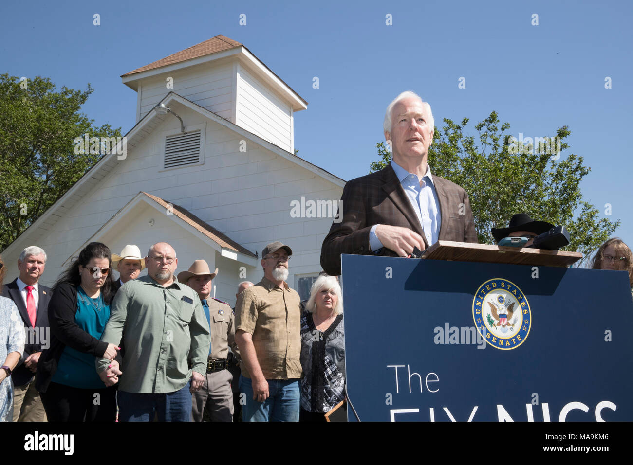 Us-Senator John Cornyn Gespräche mit der Presse über seine Fix Netzwerkkarten handeln, unterzeichnet in Gesetz am 23. März vor 1 Baptist Church von Sutherland Springs, TX, Szene einer Masse Dreh im November 2017. Das Gesetz stärkt die kriminellen Hintergrund Kontrollen vorgesehen überführten Tätern und inländischen Verführer vom Erwerb von Feuerwaffen zu stoppen. Stockfoto