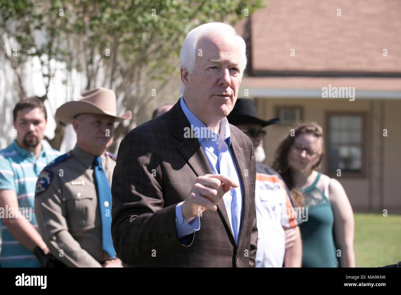 Us-Senator John Cornyn Gespräche mit der Presse über seine Fix Netzwerkkarten handeln, unterzeichnet in Gesetz am 23. März vor 1 Baptist Church von Sutherland Springs, TX, Szene einer Masse Dreh im November 2017. Das Gesetz stärkt die kriminellen Hintergrund Kontrollen vorgesehen überführten Tätern und inländischen Verführer vom Erwerb von Feuerwaffen zu stoppen. Stockfoto