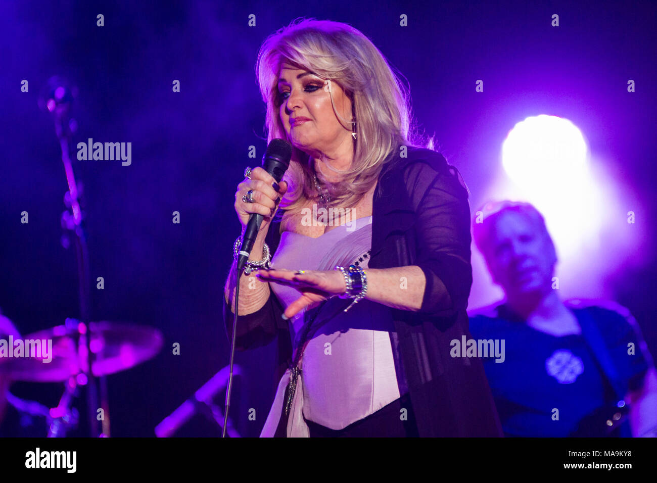 Wetzlar, Deutschland. 30 Mär, 2018. Bonnie Tyler, walisische Sängerin, 40 Jahre Es ist ein Kummer Tour 2018 Konzert in der rittal-arena Wetzlar, mit ihrem 70er und 80er Hits wie "Es ist ein Kummer', 'Lost in Frankreich", "Totale Sonnenfinsternis oder das Herz" "Holding Out for a Hero". Credit: Christian Lademann Stockfoto