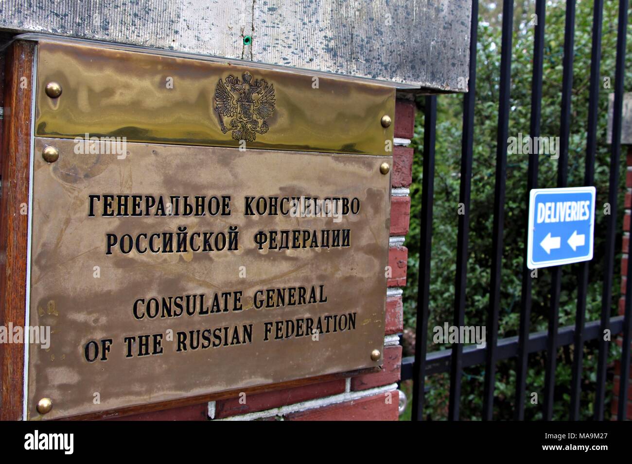Seattle, USA. 30 Mär, 2018. Schild am Tor der Russischen konsularischen Residenz in Seattle. Anfang der Woche hatte die Trumpf Verwaltung bestellt die Schließung des russischen Generalkonsulat in Seattle bis April 2. Nach den Russischen Beamten, die Residenz des Generalkonsuls wird bis zum 24. April, wenn es auch in der Nähe besetzt bleiben. Credit: Toby Scott/Alamy Leben Nachrichten. Stockfoto
