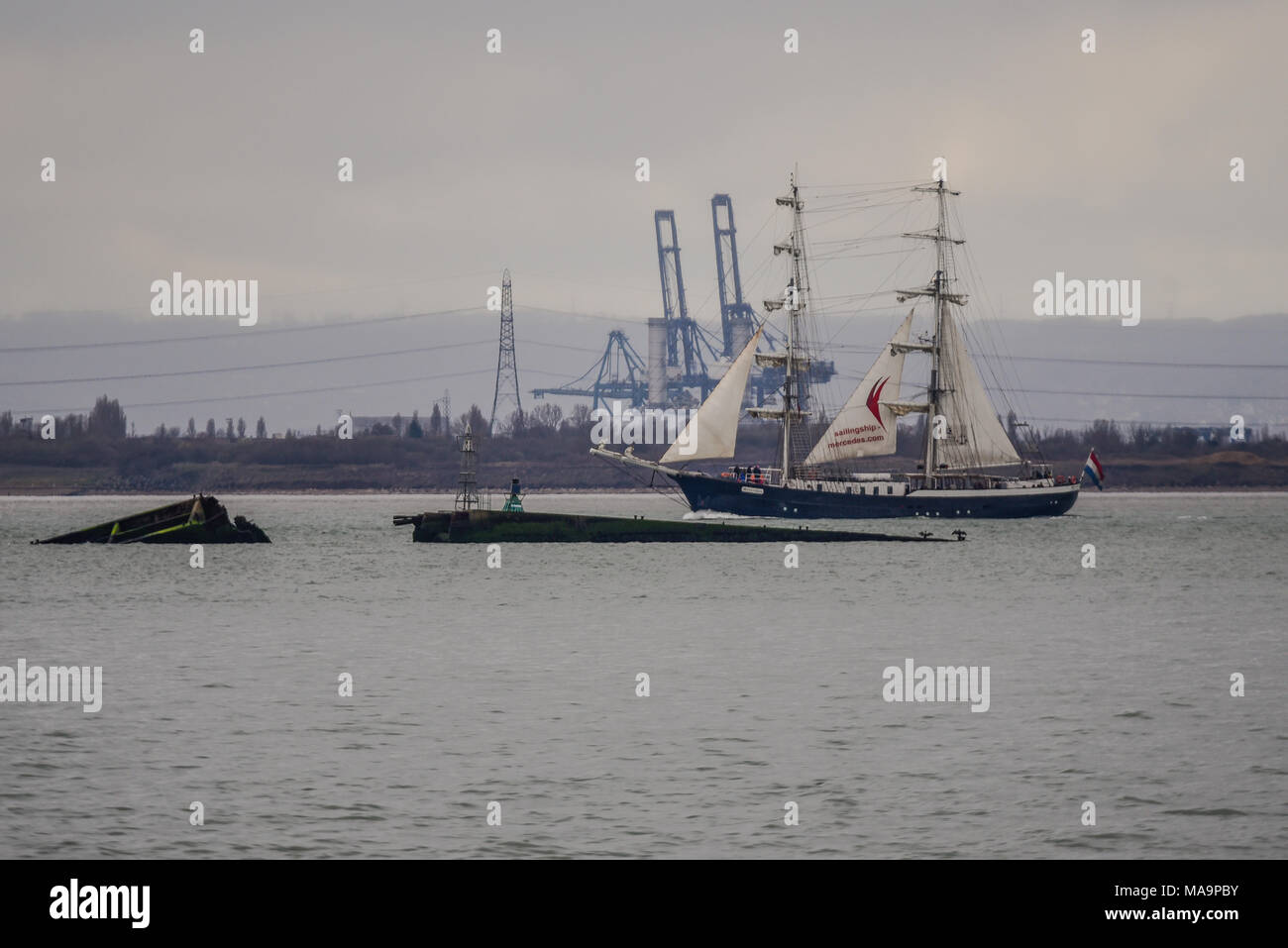 Das Segelschiff Mercedes führt Fahrgastfahrten in der Themse-Mündung durch. Sie ist ein 900 Quadratmeter großes Segelschiff, das speziell für Kreuzfahrten entwickelt wurde und in Amsterdam beheimatet ist, aber weltweit segelt. Den Passagieren wird die Möglichkeit geboten, bei der Takelage zu helfen. Wir haben gesehen, wie wir bei schlechtem Wetter am D-Day Mulberry Harbour vorbeigingen Stockfoto Das Segelschiff Mercedes führt Fahrgastfahrten in der Themse-Mündung durch. Sie ist ein 900 Quadratmeter großes Segelschiff, das speziell für Kreuzfahrten entwickelt wurde und in Amsterdam beheimatet ist, aber weltweit segelt. Den Passagieren wird die Möglichkeit geboten, bei der Takelage zu helfen. Wir haben gesehen, wie wir bei schlechtem Wetter am D-Day Mulberry Harbour vorbeigingen Stockfoto