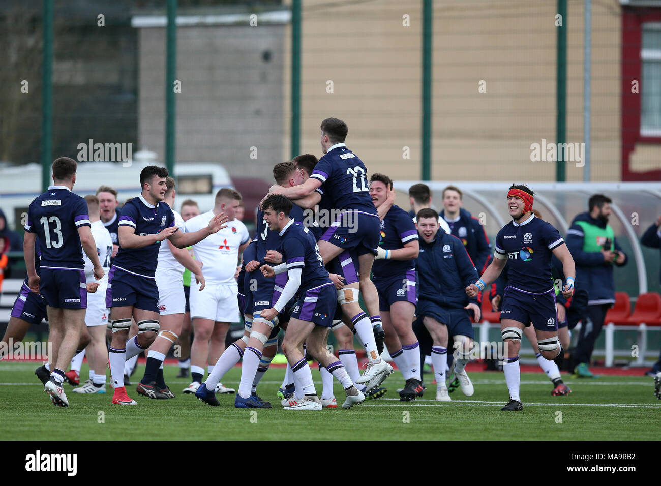 Ystrad Mynach, South Wales, UK, 31. März 2018. Schottland u 18 Spieler feiern ihren Gewinn am Ende des Spiels. U18 s Sechs Nationen Festival der Rugby, England - Schottland am Zentrum für sportliche Höchstleistungen in Ystrad Mynach, South Wales am Samstag, den 31. März 2018. Bild von Andrew Obstgarten/Alamy leben Nachrichten Stockfoto