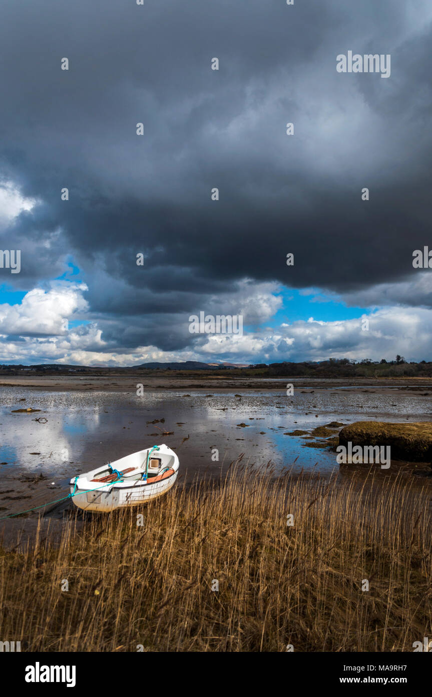 Ardara, County Donegal, Irland Wetter. 31. März 2018. Dramatische stormclouds sammeln über die Westküste Dorf an einem Tag von schweren Duschen und Sonnenschein. Foto: Richard Wayman Credit: Richard Wayman/Alamy leben Nachrichten Stockfoto