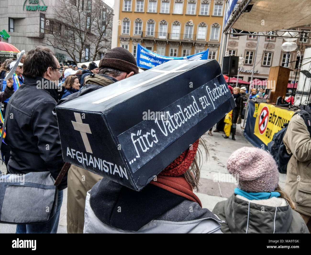 München, Bayern, Deutschland. 31 Mär, 2018. Eine Frau trägt einen Hut, geformt wie ein Sarg, die lautet: "Afghanistan. stirbt für das Vaterland (Deutschland)''. Die Bürger der Stadt München, Deutschland, zusammen mit zahlreichen Organisationen, gemeinsam für die jährlichen Ostermarsch (ostermarsch), bei der es sich im Wesentlichen um eine Fortsetzung der Proteste, die stattfinden, während der Münchner Sicherheitskonferenz (SiKo). In diesem Jahr, Reiner Braun war als Gast Guthaben: ZUMA Press, Inc./Alamy Live News Credit: ZUMA Press, Inc./Alamy Leben Nachrichten eingeladen Stockfoto