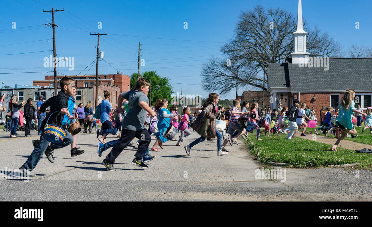 Alabama, USA, 31. März 2018. Die Kinder bei der Ostereiersuche in Vernon, Alabama am Samstag, den 31. März 2018 läuft. Über hundert Kinder zeigte sich für die tausend Eier, hidding hatte zu suchen. Quelle: Tim Thompson/Alamy leben Nachrichten Stockfoto