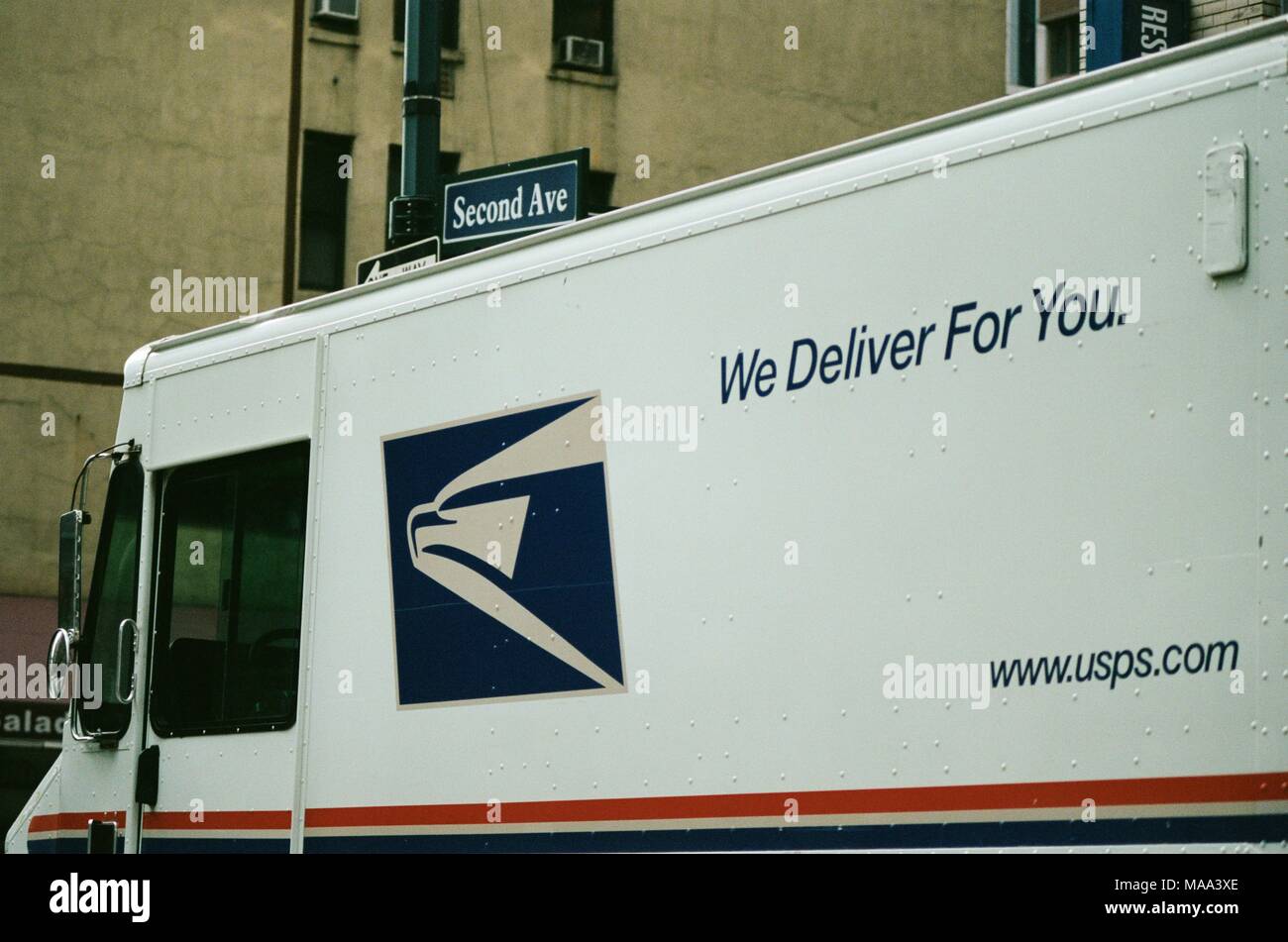 Close-up Logo auf einem United States Postal Service (USPS) e-mail Lkw mit Slogan lesen "Wir für Sie" Fahren auf der 2nd Avenue in Manhattan, New York City, New York, 15. September 2017. () Stockfoto