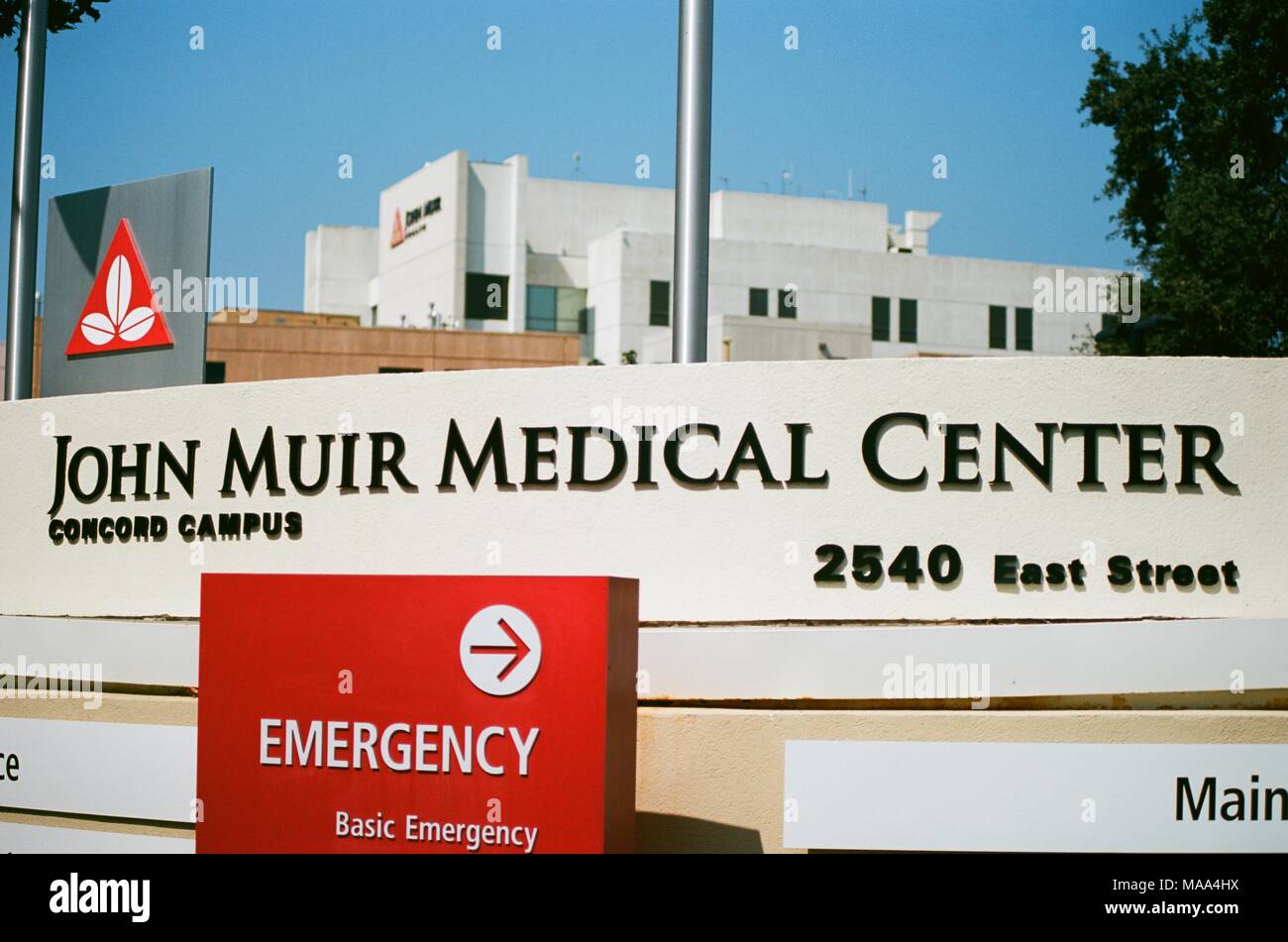 Schild mit Logo und Fassade im Concord Campus der John Muir Medical Center in Concord, Kalifornien, 8. September 2017. () Stockfoto