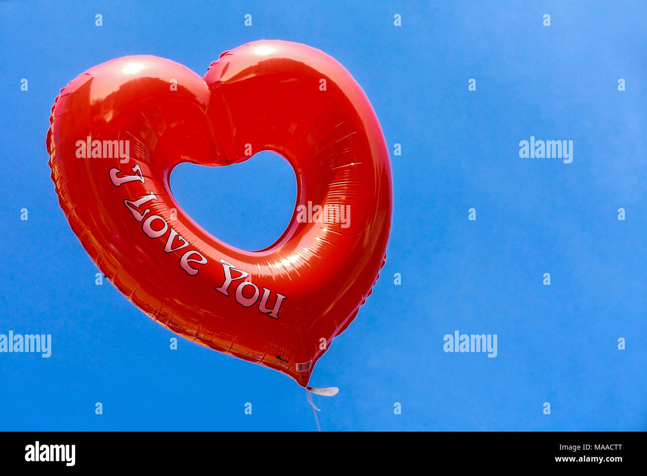 Ich liebe dich, rote aufblasbare Liebe Herz Ballon Stockfoto