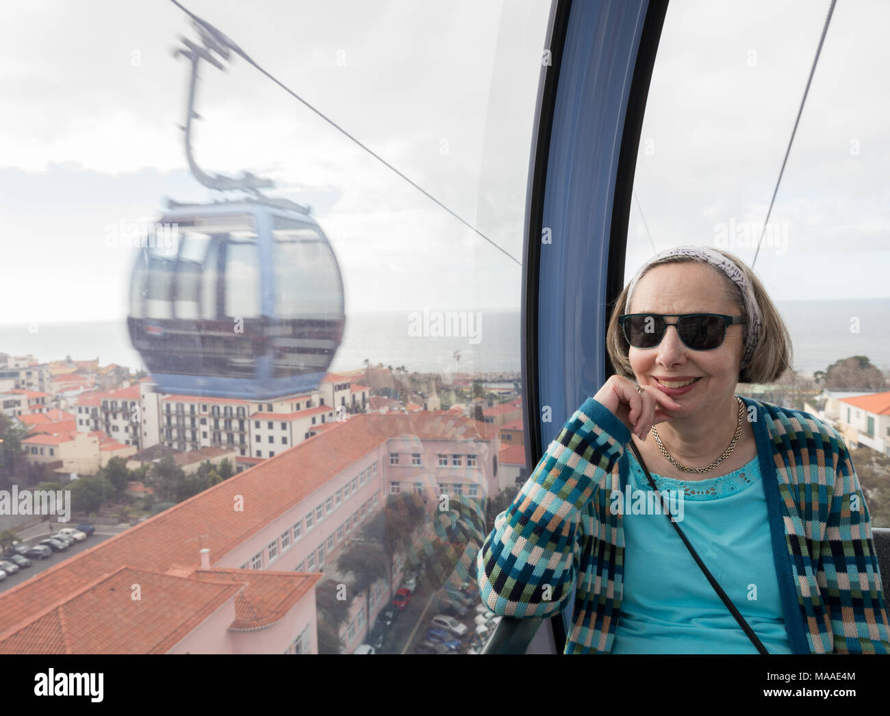 Ältere Erwachsene Frau Reiter in der Seilbahn über Funchal Stockfoto