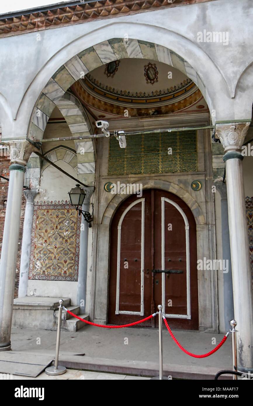 Außenansicht, von einem niedrigen Winkel, in dem die ottomanischen Stil, gewölbt und gewölbte Säulenaufgang, mit korinthischen Säulen, bunte Kacheln, Sitzbank, und großen gewölbten Türen in die Aya Irini (Hagia Irene), einem ehemaligen griechischen Orthodoxen Kirche führenden, jetzt als Museum und Konzertsaal, im äußeren Hof des Topkapi-Palastes in Istanbul, Türkei, 16. November 2017 verwendet. () Stockfoto