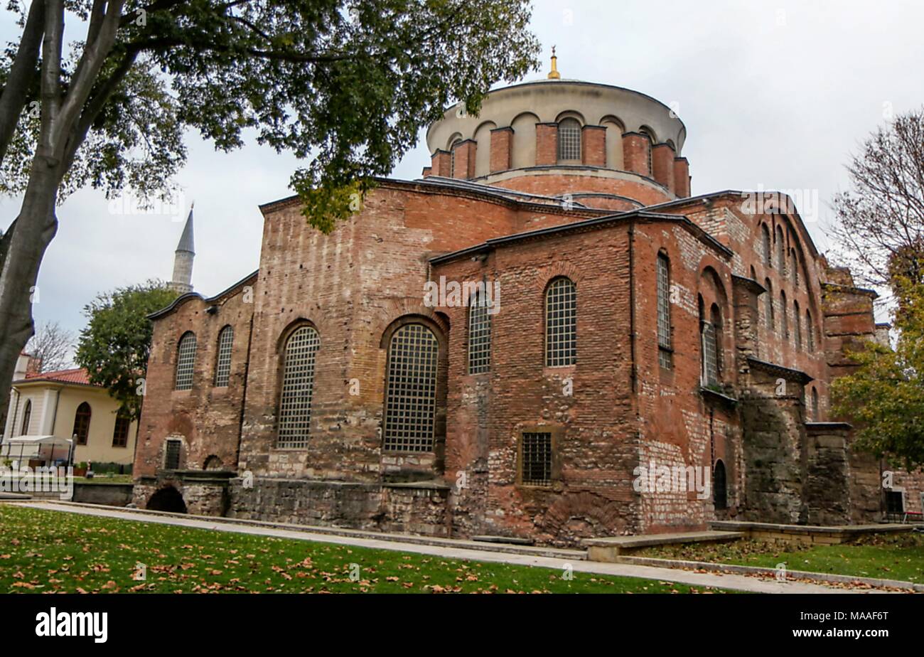 Äußere der Apsis an der Ostseite des Aya Irini (Hagia Irene), eine ehemalige Griechische Orthodoxe Kirche, jetzt als Museum und Konzertsaal, im äußeren Hof des Topkapand Nr. 305; Palace in Istanbul, Türkei, 16. November 2017 verwendet. () Stockfoto