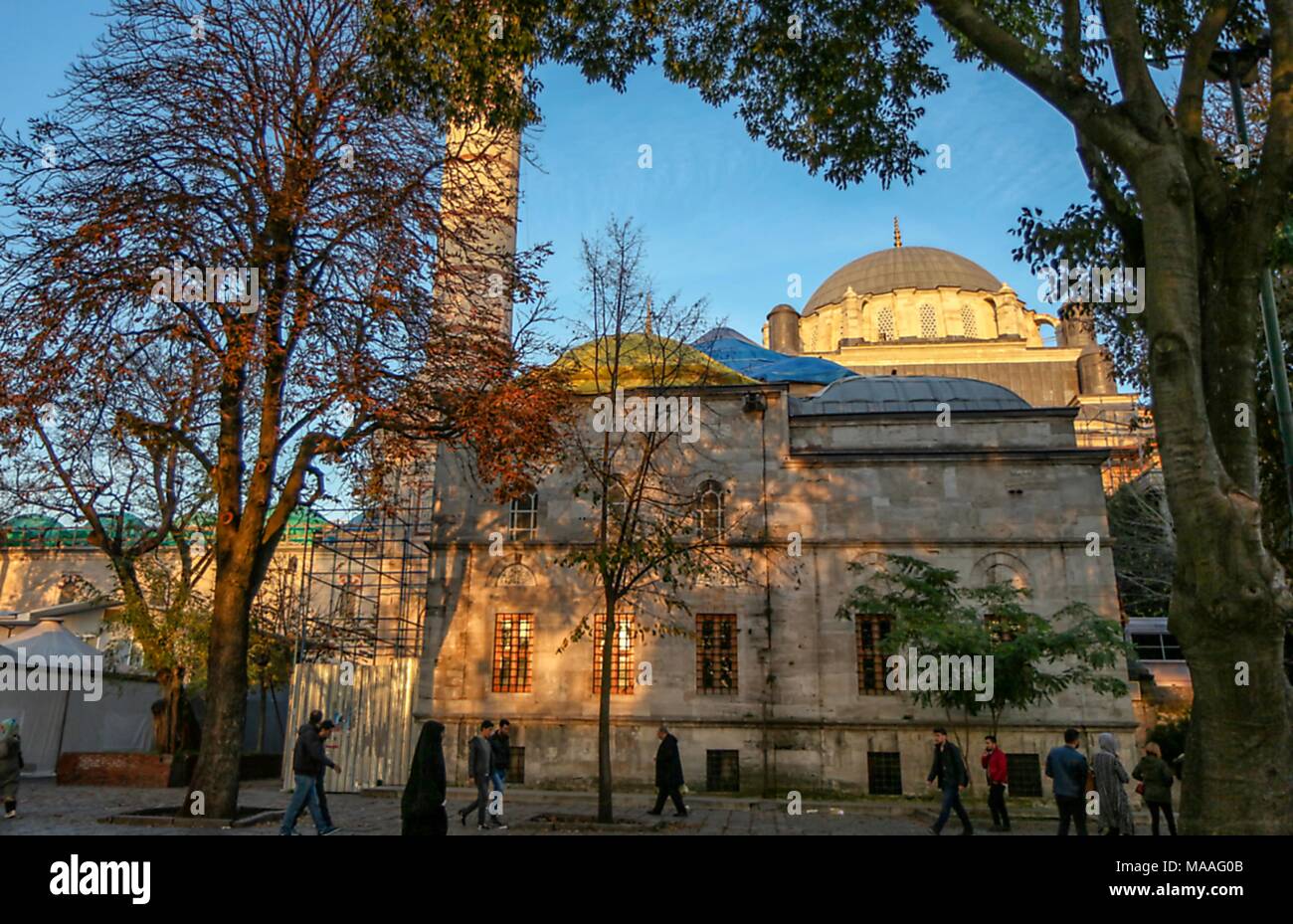 Menschen zu Fuß auf den Beyazand Nr. 305; t Platz vor der Beyazit Moschee, Istanbul, Türkei, 25. November 2017. () Stockfoto