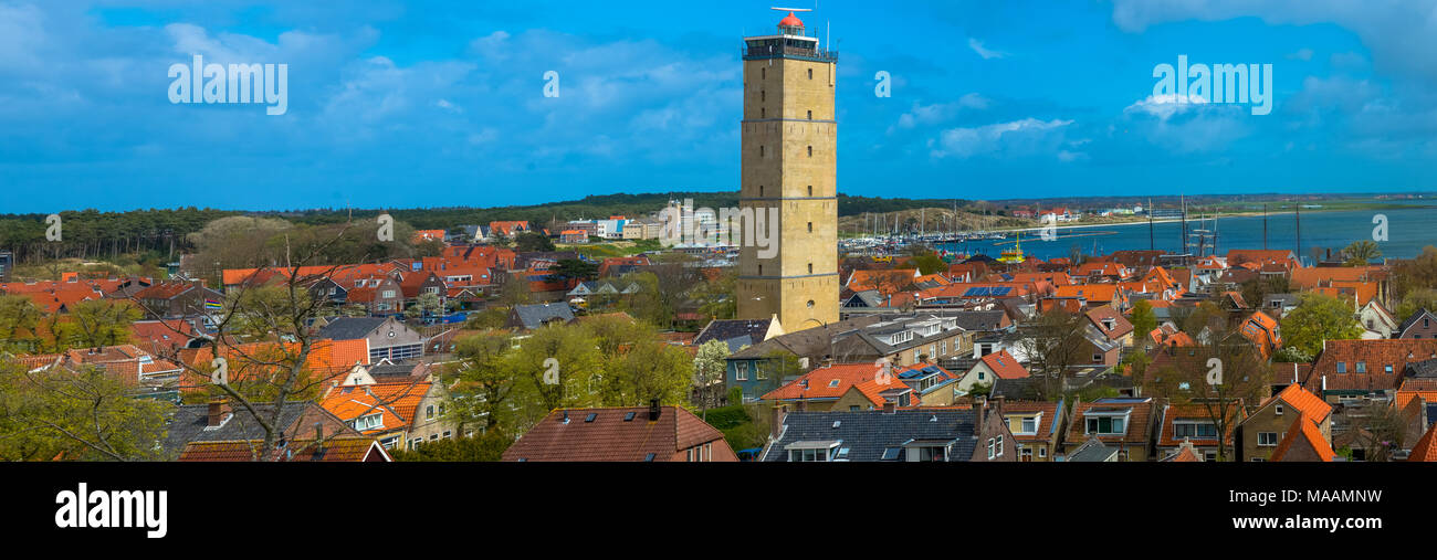 Panorama von village West-Terschelling mit Leuchtturm Brandaris auf Terschelling, Friesland, Holland Stockfoto