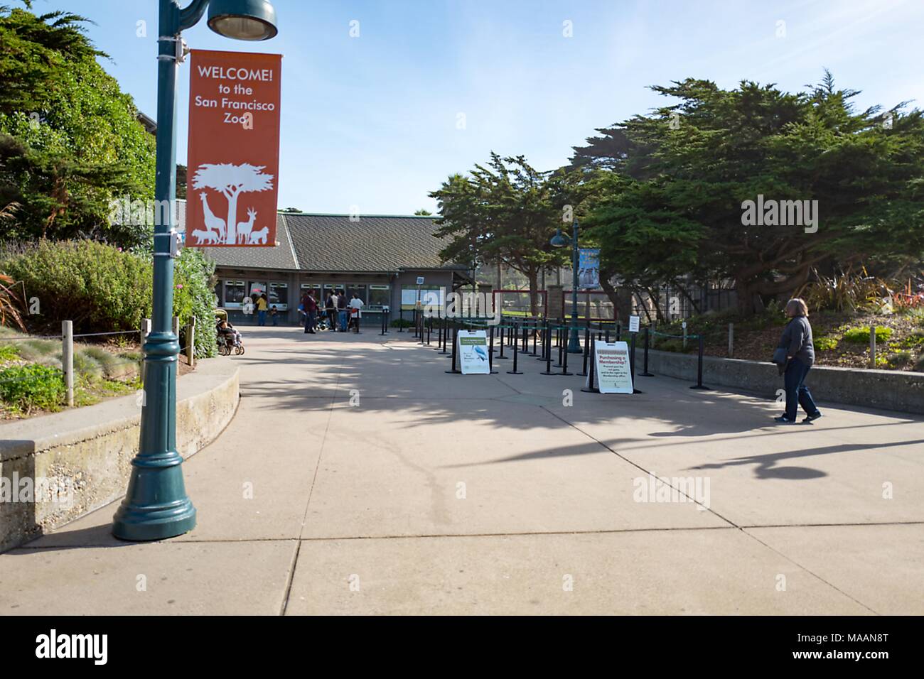 Eingang zur San Francisco Zoo im Ocean Beach Viertel von San Francisco, Kalifornien, USA, mit Schild "Willkommen in der San Francisco Zoo', 31. Januar 2018. () Stockfoto
