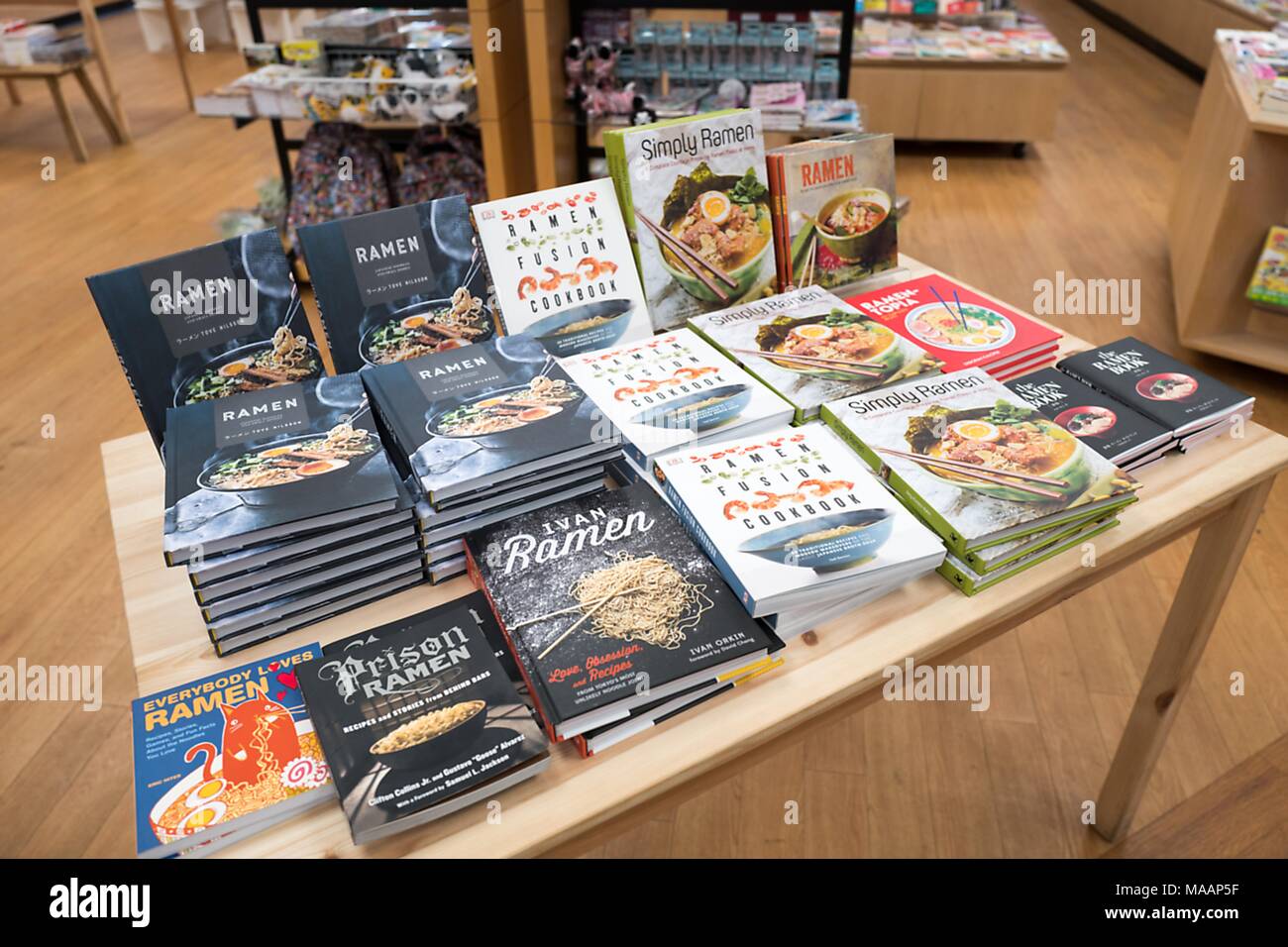 Bücher Rezepte, die für die beliebte japanische Küche los Ramen sind auf Verkauf an das Japan Center Mall in der Nähe von Japantown von San Francisco, Kalifornien, USA, 14. März 2018. () Stockfoto