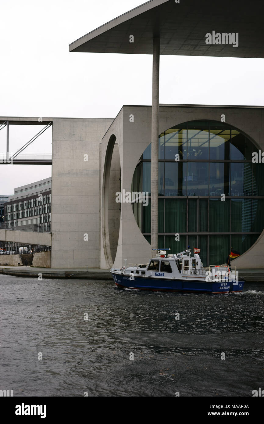 Berlin, Deutschland - 06 Dezember, 2017: eine Polizeistreife Bootsfahrten auf der Spree am Marie-Elisabeth-Lueders-House am 06 Dezember, 2017 in Berlin. Stockfoto