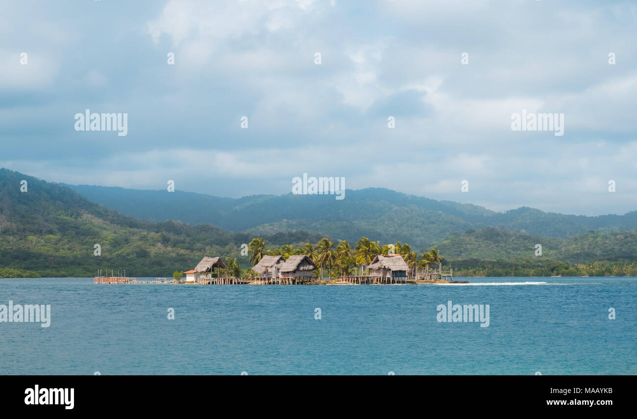Dorf auf der kleinen Insel - Holzhäuser auf Insel, San Blas Insel, Guna Yala, Panama Stockfoto