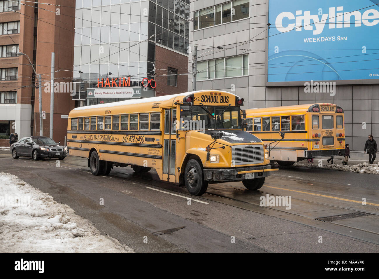TORONTO, KANADA - 20. Dezember 2016: Freightliner FS 65 Schulbus auf Service in einem ruhigen Teil der Innenstadt von Toronto, einem anderen yellow School Bus kann Stockfoto