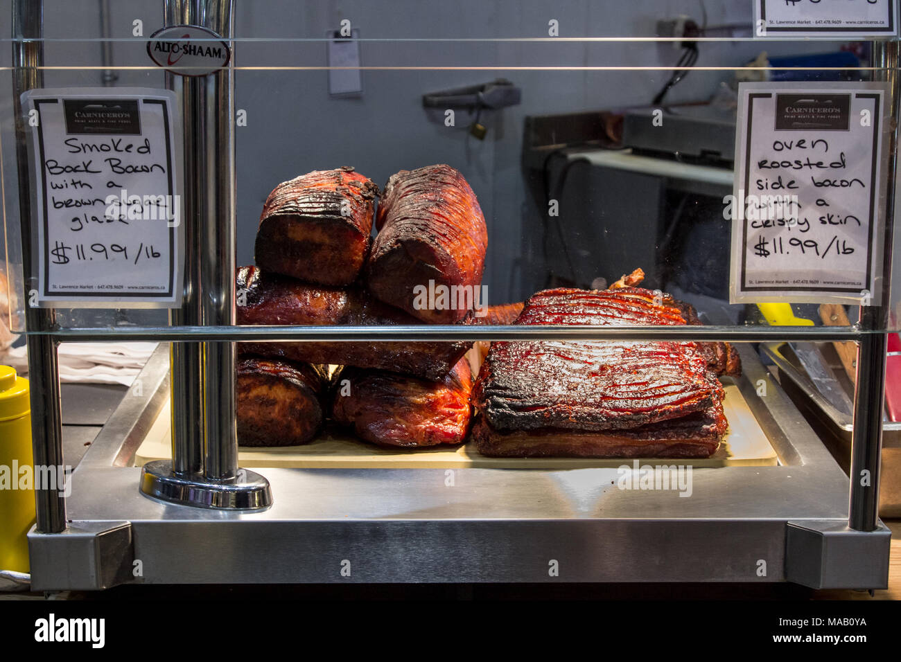 TORONTO, KANADA - 21. Dezember 2016: Canadian Bacon, auch bekannt als peameal, zum Verkauf, gegrillt und gekocht, auf einen Shop in St Lawrence Markt, Innenstadt Stockfoto