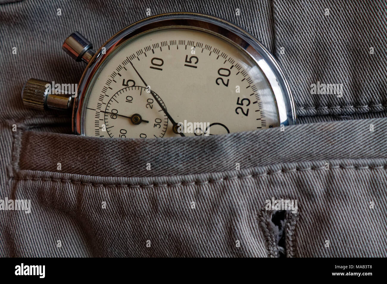 Stoppuhr, in Grau denim Tasche mit Lasche, Wert messen die Zeit, alte Uhr Pfeil Minute, Sekunde Genauigkeit Timer Stockfoto