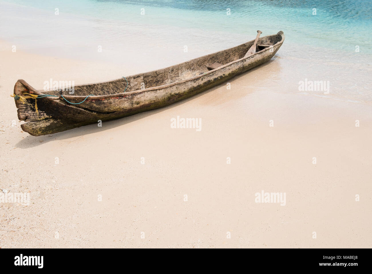 Holz- Boot am Strand, traditionelle Kanu Boot am Strand getrennt. Stockfoto