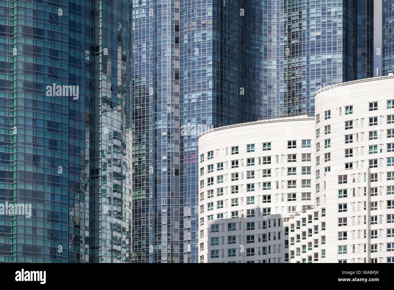 Moderner urbaner Architektur. Zusammenfassung Hintergrund Foto, Mehrfamilienhaus Wände mit Reflexionen Stockfoto