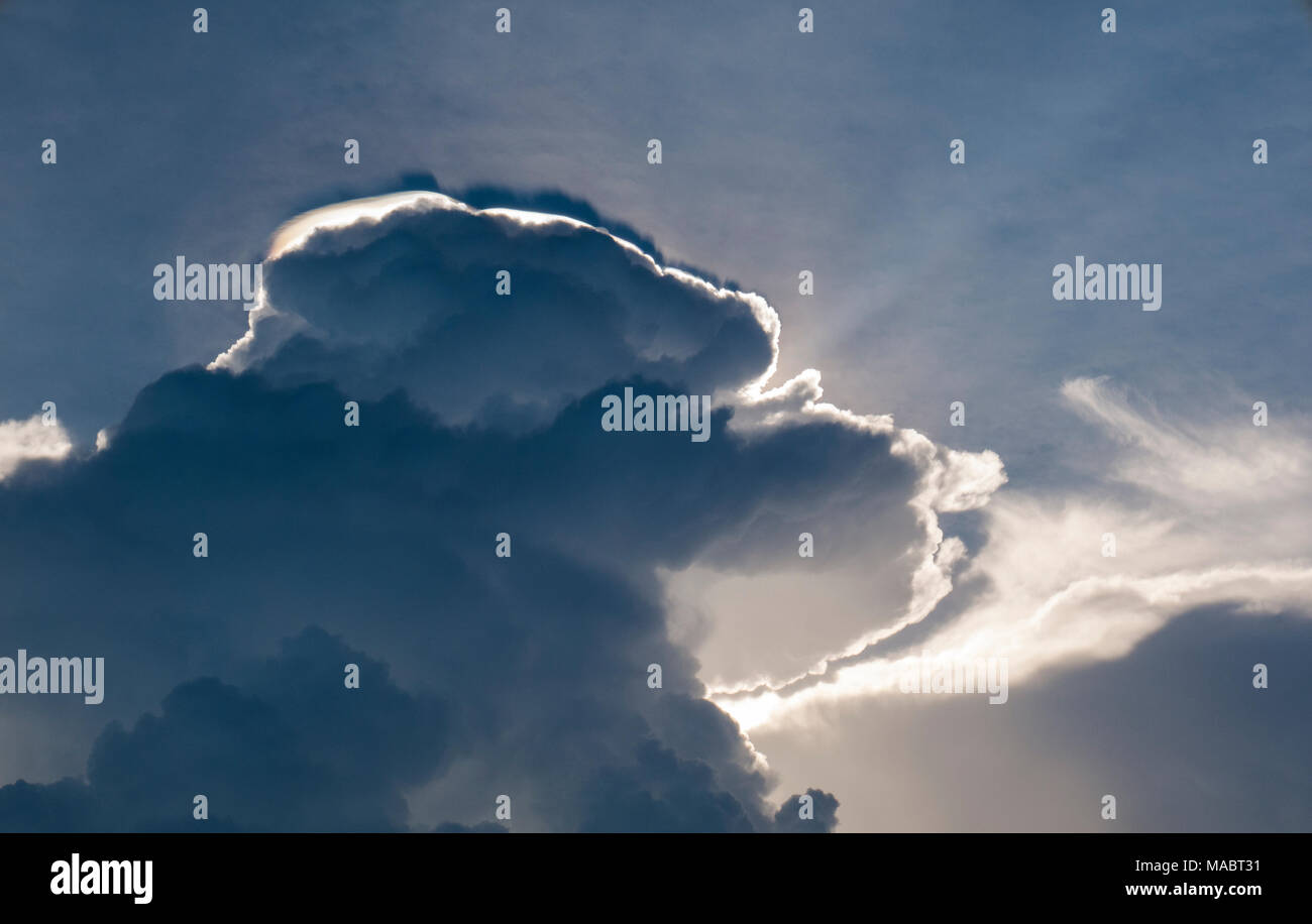 Tolles Foto von Sonne durch die Wolken Stockfoto