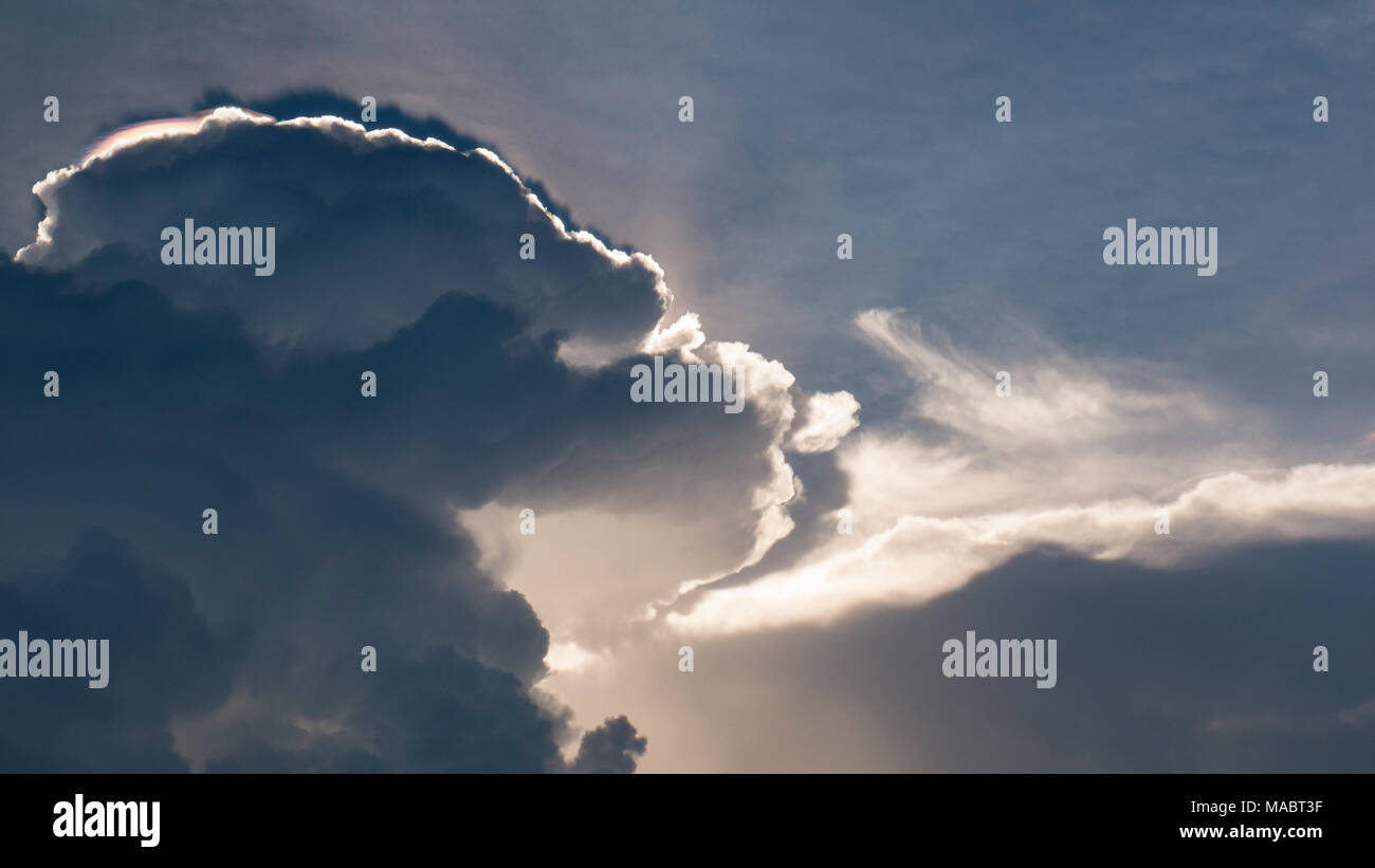 Tolles Foto von Sonne durch die Wolken Stockfoto