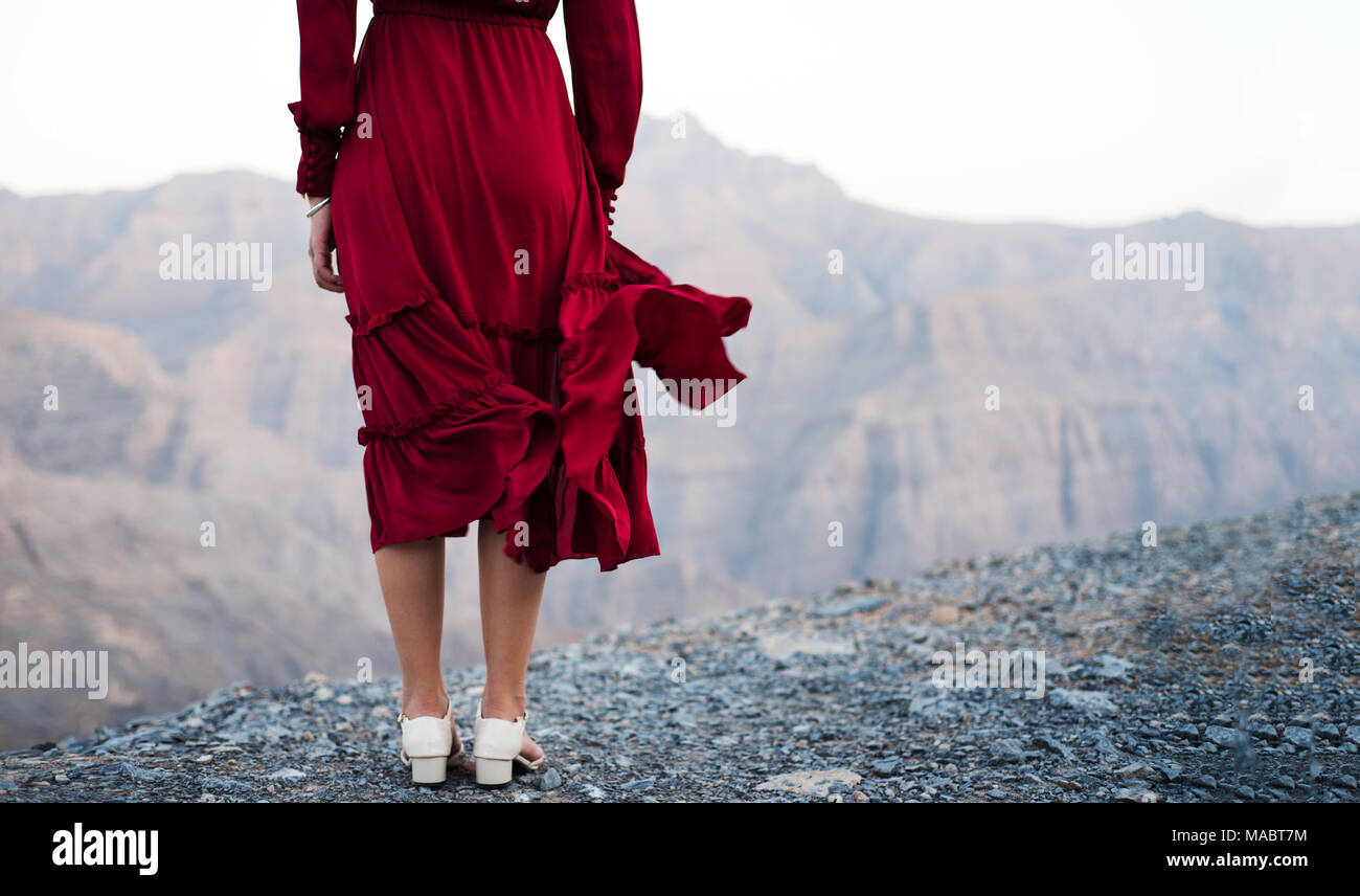 Modische Mädchen im roten Kleid auf einer einsamen Berg in der Nähe von Stockfoto