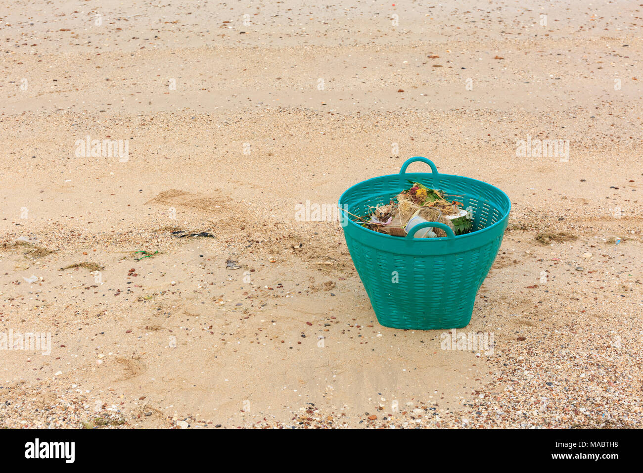 Grün Papierkorb am Strand Stockfoto