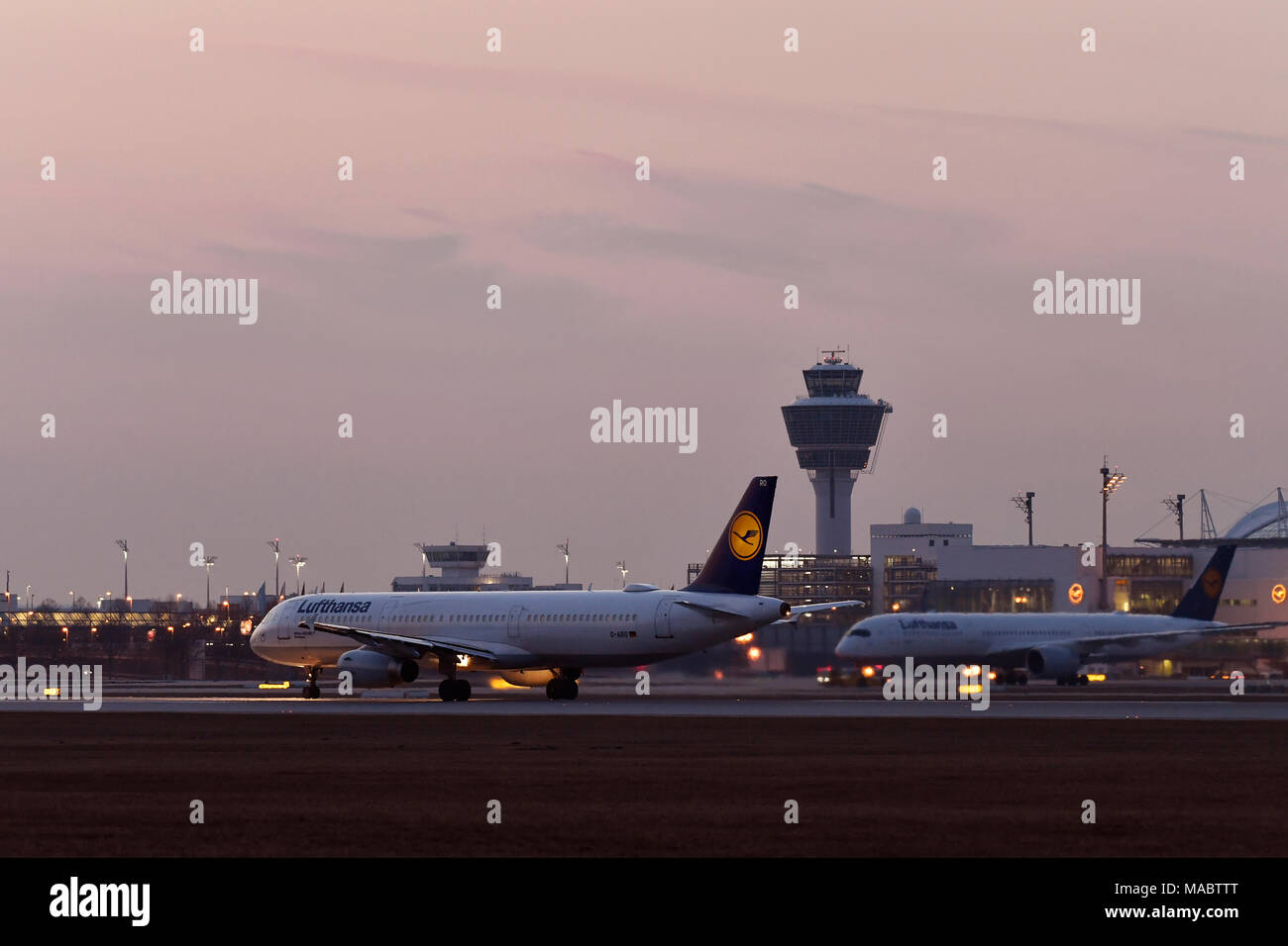 Lufthansa, Airbus, A 321-100, 321, 100, Start- und Landebahn, Verkehr, Flugzeug, Sonne, Sonnenuntergang, Sonnenaufgang, Dämmerung, Nacht, Sie, Start, Roll, München, Airport, MUC, Stockfoto