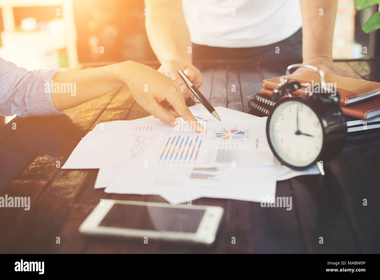 Nahaufnahme eines analytischen Team arbeitet mit den neuesten finanziellen Ergebnisse, Büro leben Konzept. Stockfoto
