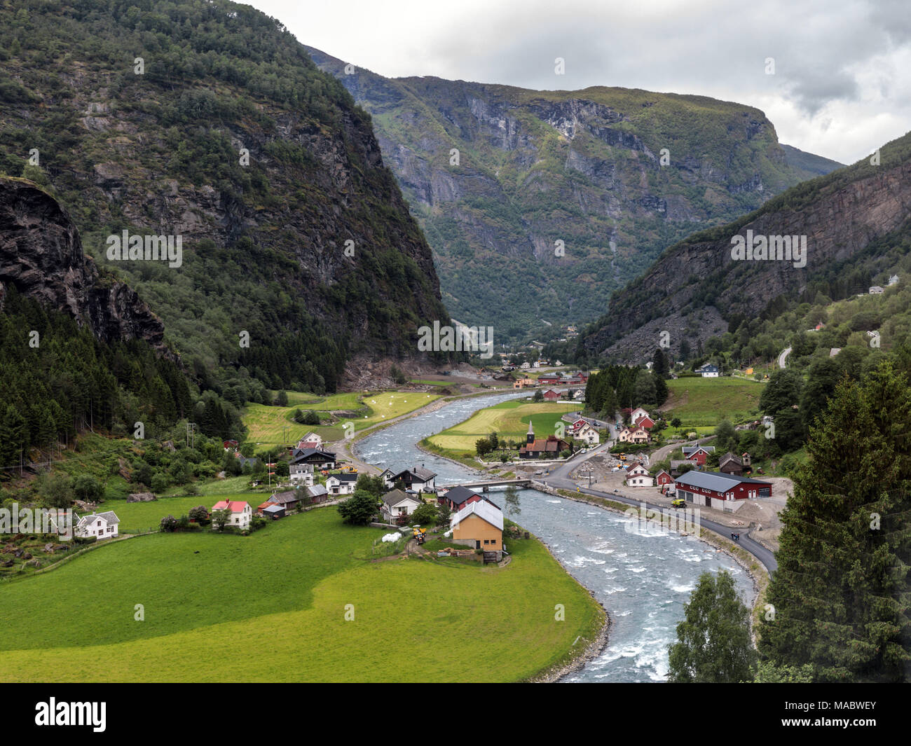 Die Flam Fluss in Flam, Norwegen. Vom Falm Express gesehen. Stockfoto