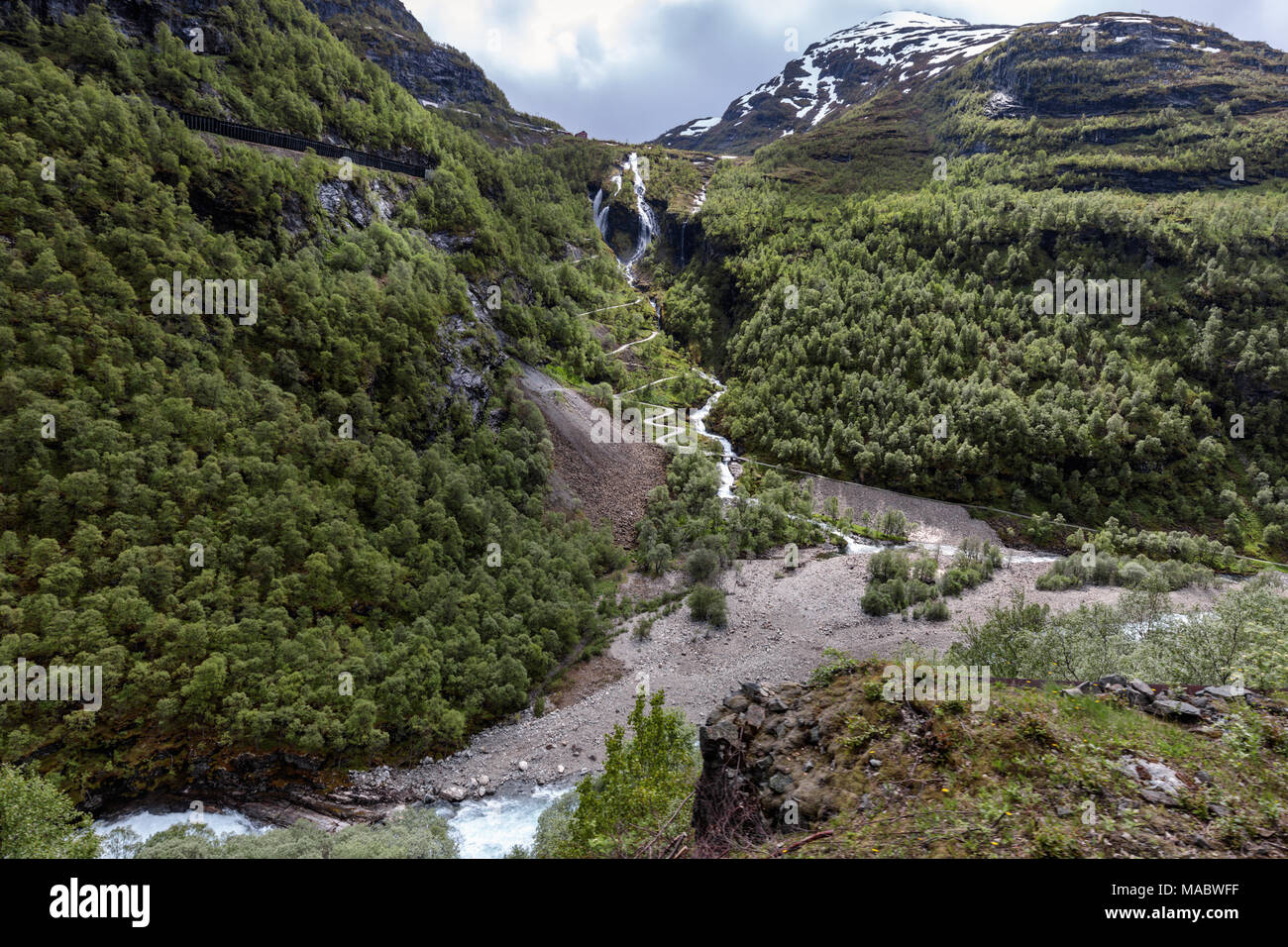 Die Flam Fluss und Wasserfälle in Flam, Norwegen. Vom Falm Express gesehen. Stockfoto