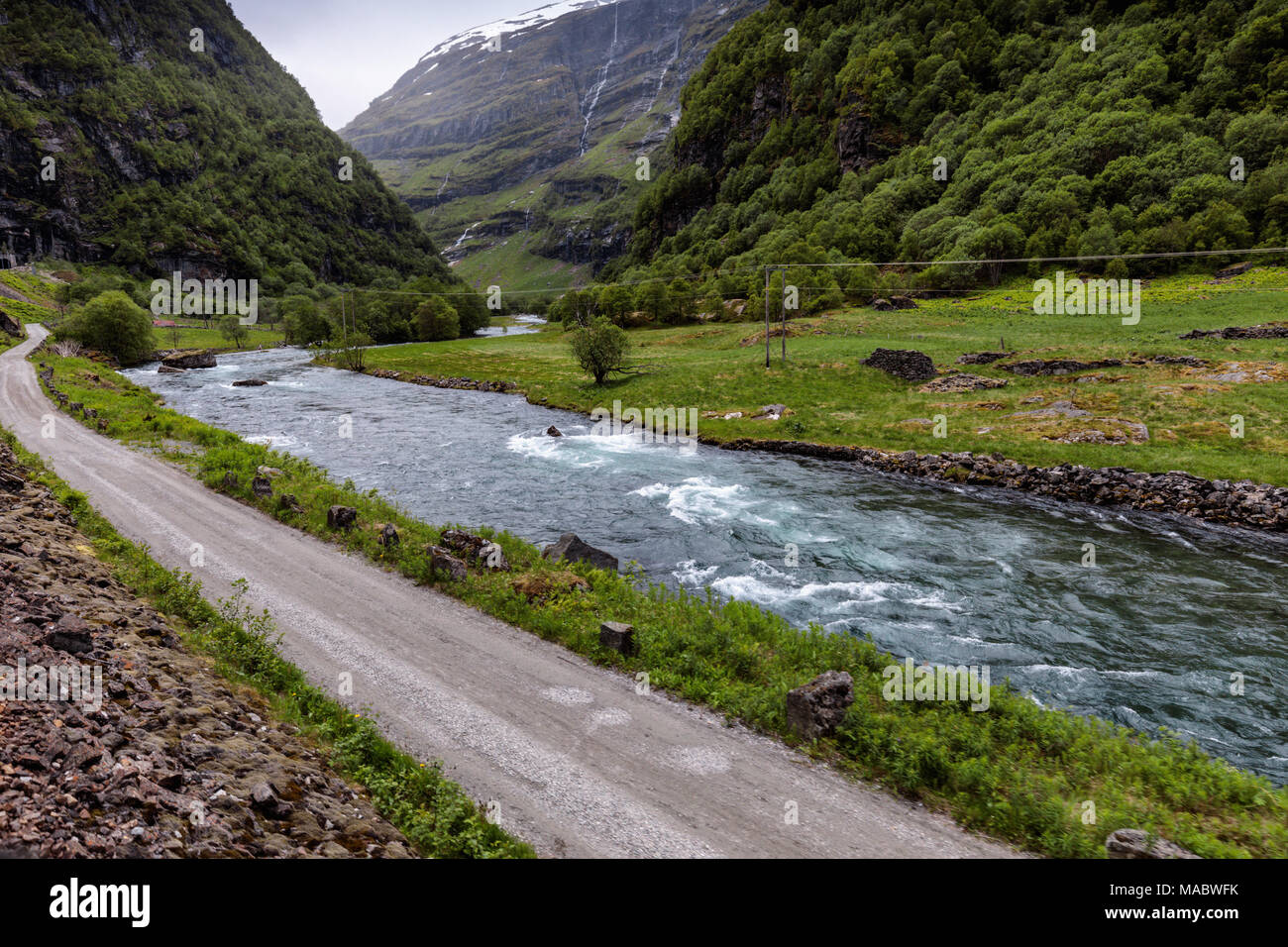 Die Flam Fluss in Flam, Norwegen. Vom Falm Express gesehen. Stockfoto